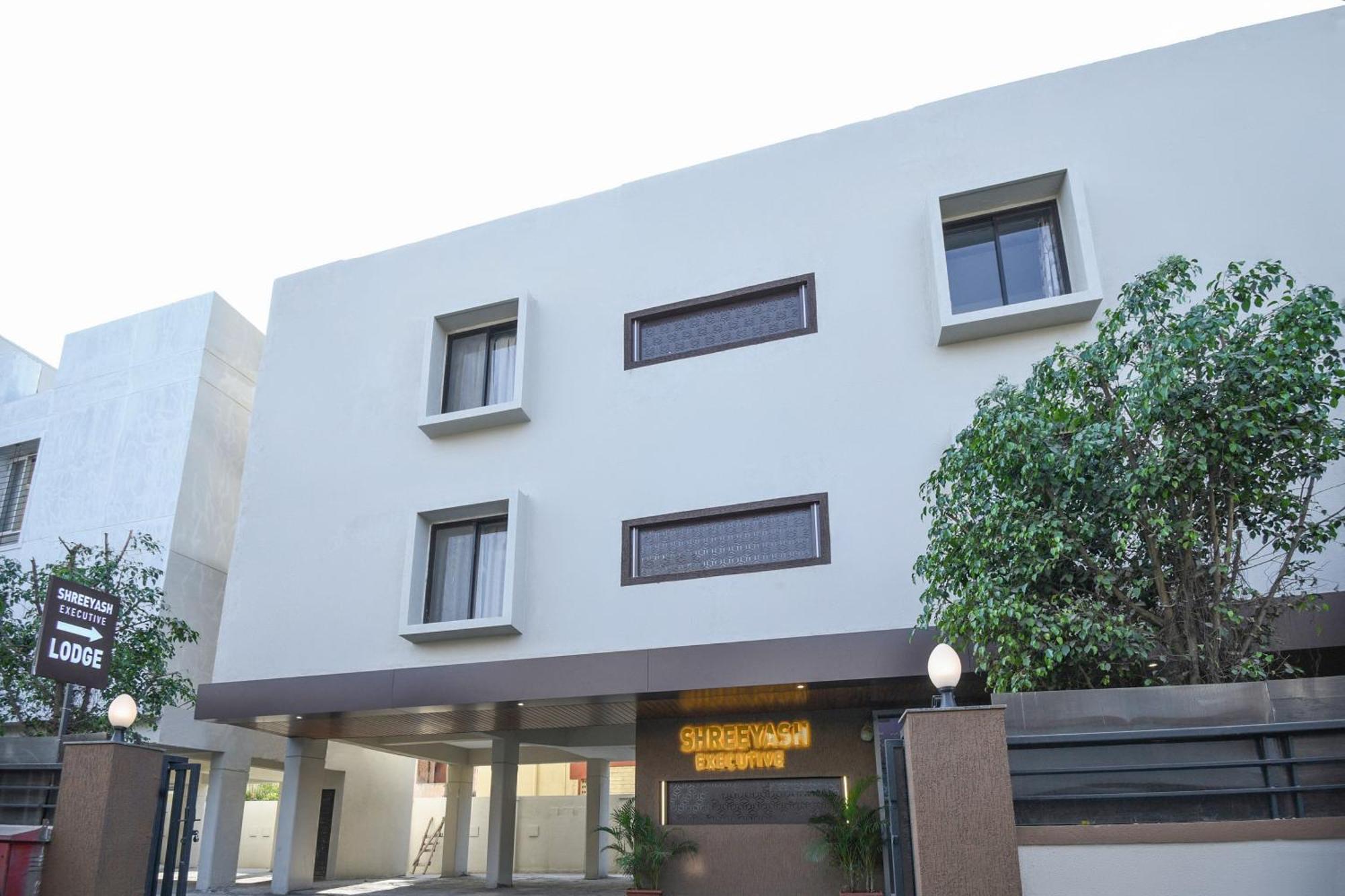 Oyo Flagship Hotel Shreeyash Executive Mangvadi Extérieur photo