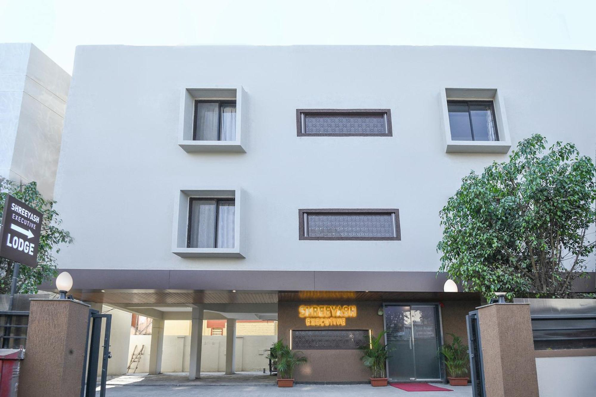 Oyo Flagship Hotel Shreeyash Executive Mangvadi Extérieur photo